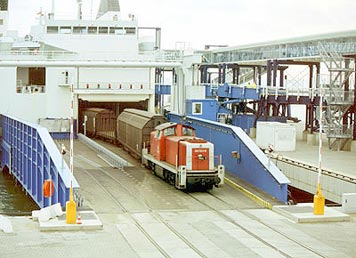 El cargo de un tren a bordo del ferry Sassnitz - Trelleborg en el puerto de Mukran