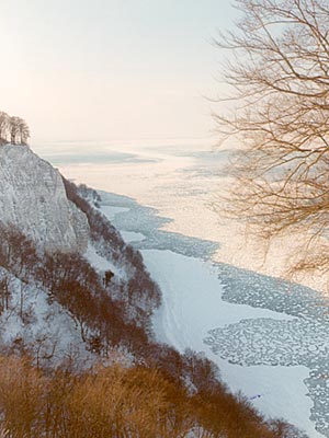 La mer Baltique bordant l'île de Rgen prise par la glace