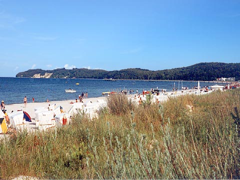 Rügen, Baugrundstück etwa abseits von Sassnitz im Nationalpark Jasmund zu kaufen: der nahgelegene Binzer Strand
