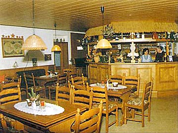 Restaurant Holzerland dans l'île de Ummanz sur la Baltique: la salle  manger et le bar