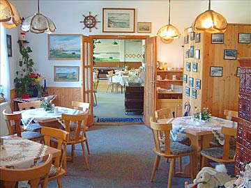 Restaurante Am Jasmunder Bodden en Polchow, isla de Rgen en el Bltico: el comedor pequeo