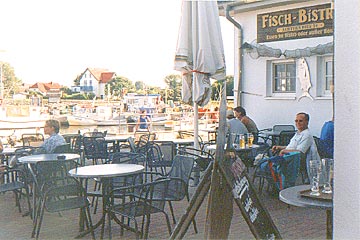 Restaurante Fisch-Bistro en Vitte, isla de Hiddensee en el Bltico: la terraza con vista al puerto