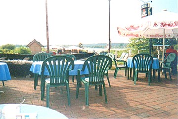 Restaurante Wizlaw en Seedorf bei Sellin, isla de Rgen en el Bltico: la terraza con vista al mar