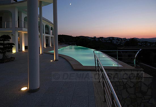 La Costa Blanca en dbut de soire, vue de la terrassse d'une maison de luxe
